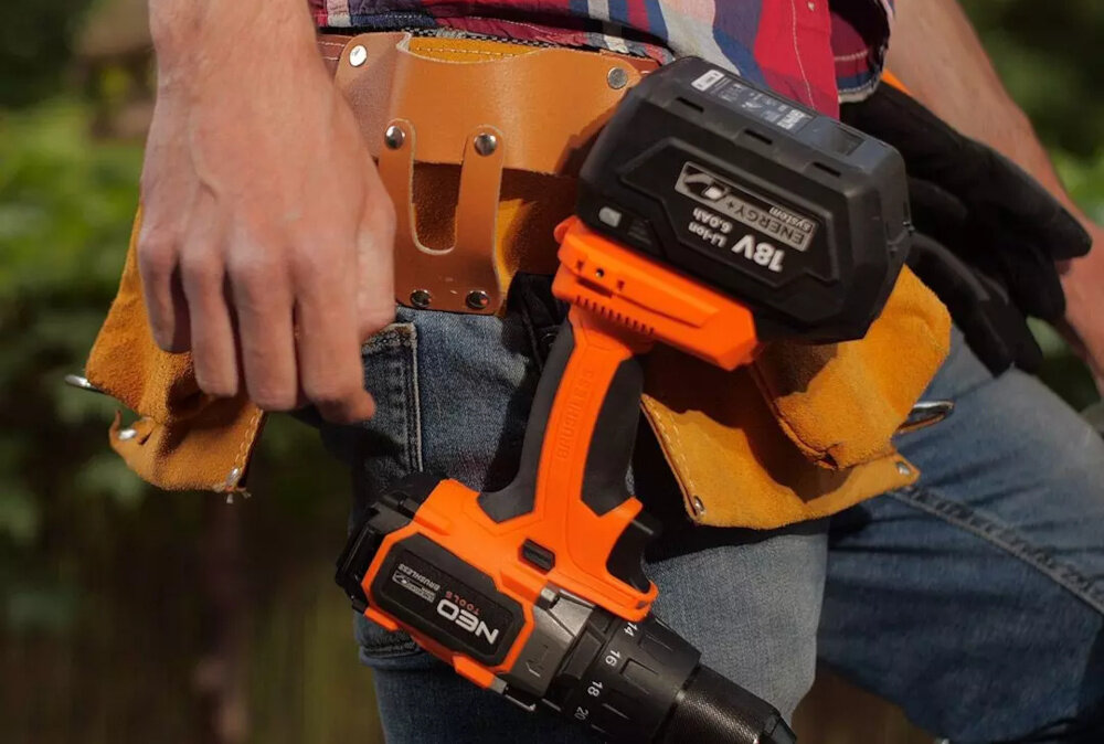 Wiertarko-wkrętarka NEO TOOLS 04-616 zaczep do paska wygodne przenoszenie szybki dostep mobilnosc efektywnosc