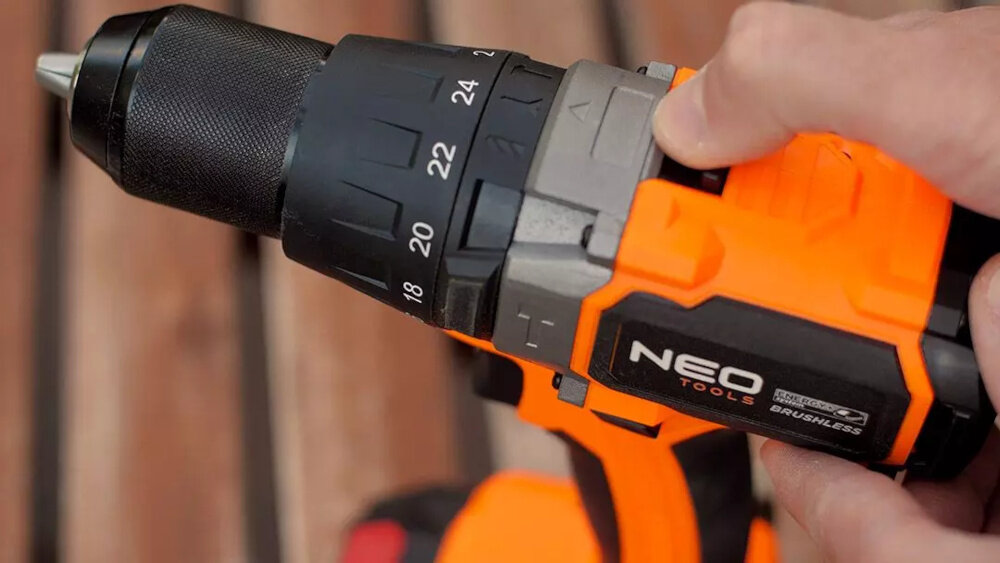 Wiertarko-wkrętarka NEO TOOLS 04-616 dwubiegowa przekladnia pierwszy bieg 0-490 obr/min drugi 0-1900 obr/min moment obrotowy 100 Nm praca z delikatnymi i wymagajacymi zadaniami
