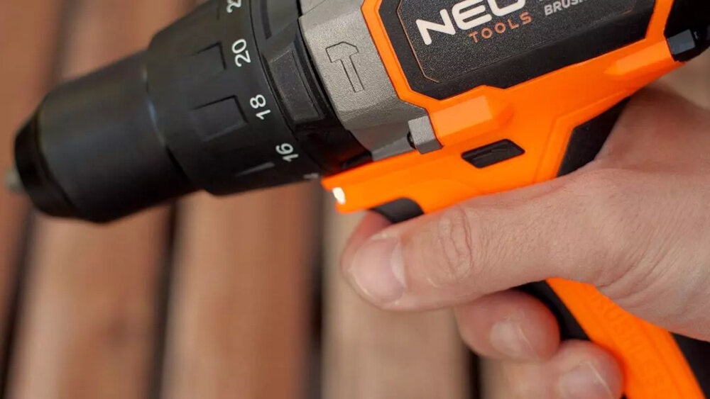 Wiertarko-wkrętarka NEO TOOLS 04-616 hamulec wrzeciona bezpieczenstwo natychmiastowe zatrzymanie obrotow przyspiesza wymiane osprzetu komfort pracy
