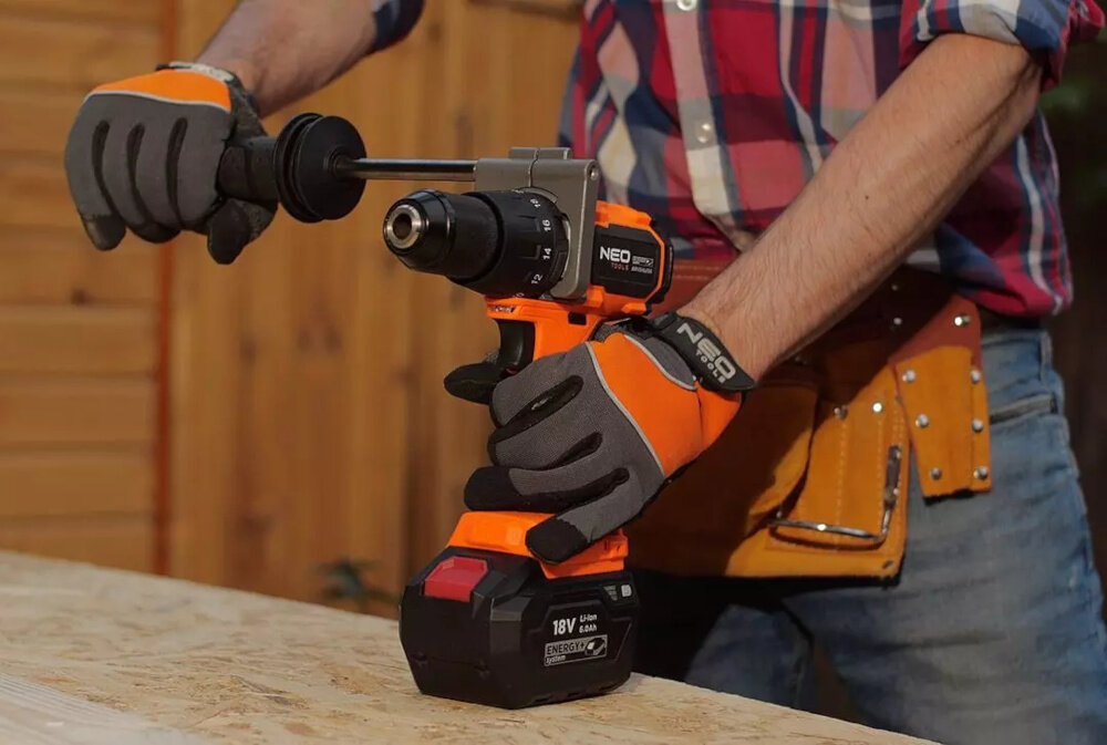 Wiertarko-wkrętarka NEO TOOLS 04-616 antyposlizgowa rekojesc pewny wygodny chwyt waga 1,56 kg lekka latwa w obsludze komfort ergonomia rekojesc boczna stabilnosc pelna kontrola podczas pracy zmniejsza zmeczenie dloni wieksze bezpieczenstwo