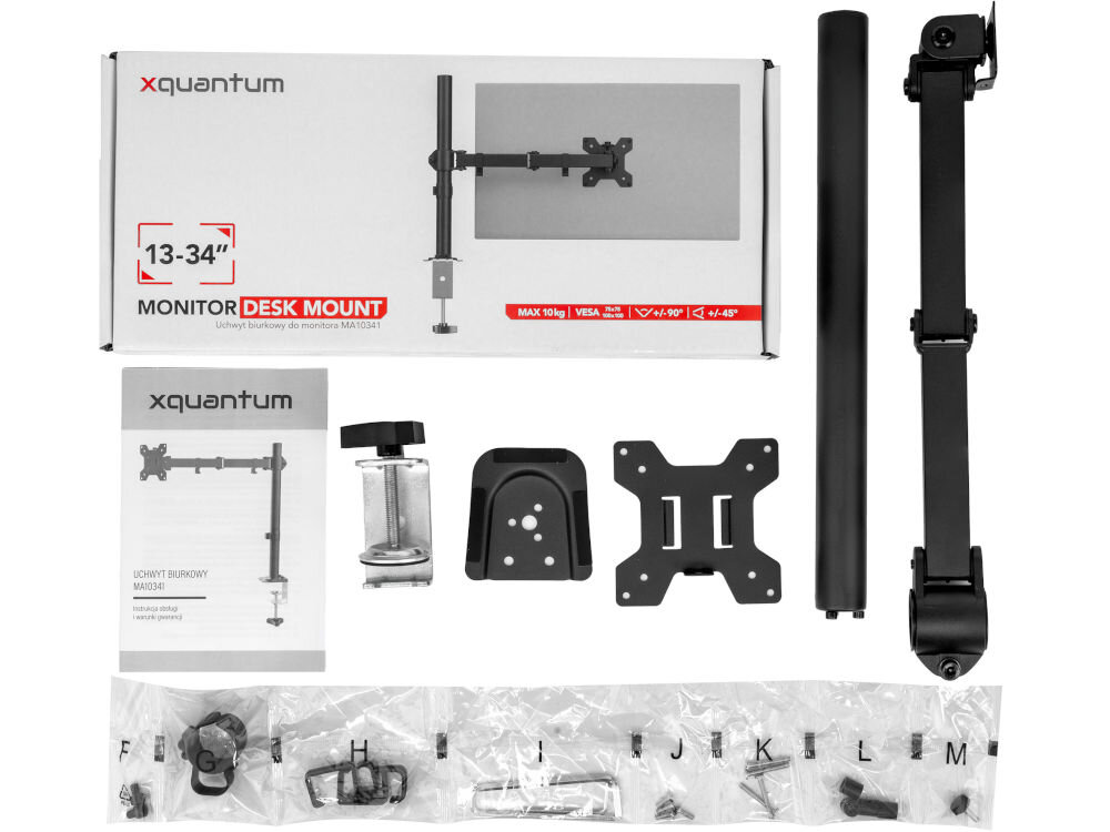 Uchwyt XQUANTUM MA10341 Zestaw elementów do montażu uchwytu biurkowego xquantum do jednego monitora. Na białym tle znajdują się: kartonowe pudełko z grafiką produktu i napisami (np. 13-34), instrukcja obsługi, czarny słup nośny, ruchome ramię, zacisk biurkowy, płytka VESA, metalowa podstawa i foliowe woreczki z różnymi śrubami i narzędziami.
