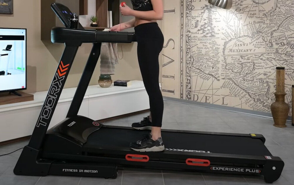 Bieżnia elektryczna TOORX Experience Plus AC regulacja predkosci w zakresie od 1,0 do 20 km/h obciazenie do 130 kg