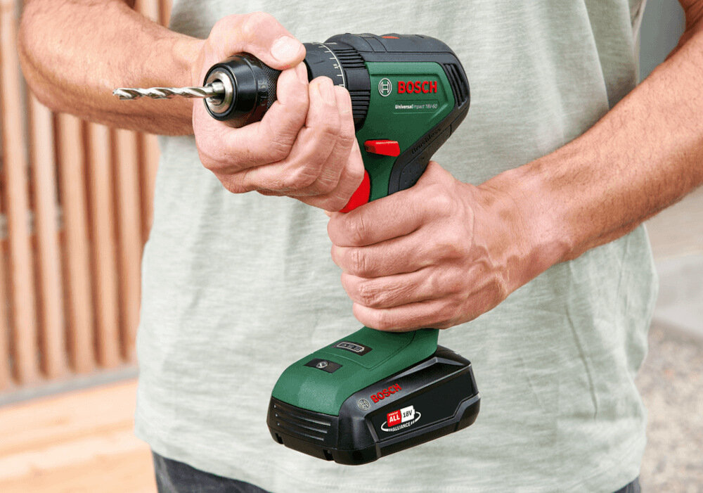 Wiertarko-wkrętarka BOSCH UniversalImpact 18V-60 06039D7100 + Zestaw startowy 18V 2.5 Ah uchwyt wiertarski metalowy szybkozaciskowy mocowanie w zakresie 2-13 mm beznarzędziowy duża wytrzymałość niezawodność skuteczne zapobieganie luzowaniu się wierteł