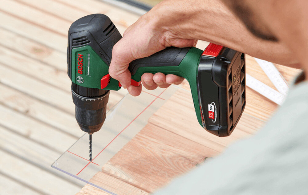 Wiertarko-wkrętarka BOSCH UniversalImpact 18V-60 06039D7100 + Zestaw startowy 18V 2.5 Ah solidny uchwyt niewielka konstrukcja do użytkowania w profesjonalnych warsztatach w warunkach domowych ergonomiczna rękojeść antypoślizgowe tworzywo