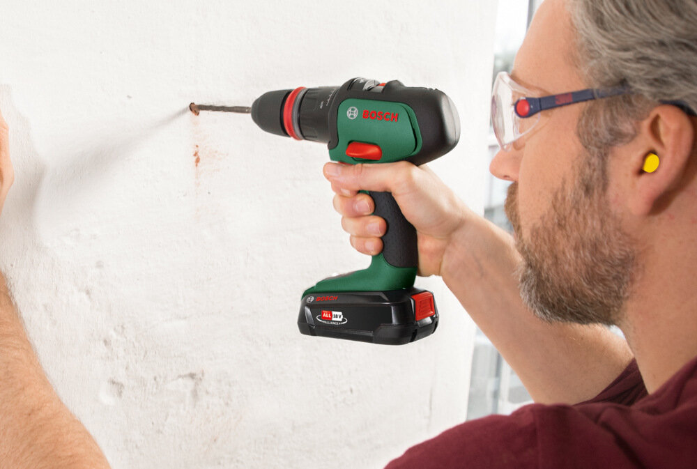 Wiertarko-wkrętarka BOSCH UniversalImpact 18V-60 06039D7100 + Zestaw startowy 18V 2.5 Ah funkcja udaru częstotliwość do 28500 ud/min praca w betonie i cegle do 13 mm