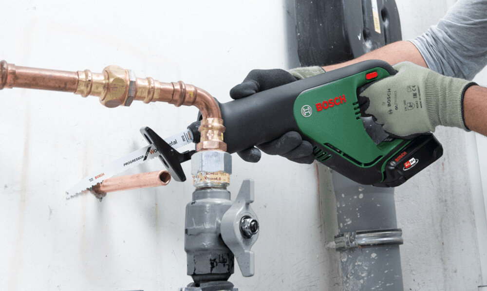 Piła szablasta BOSCH AdvancedRecip 18 06033B2402 + Zestaw startowy 18V 2.5 Ah funkcjonalność do cięcia drewna tworzyw sztucznych płyt kartonowo-gipsowych struktur metalowych w drewnie do 100 mm w stali i tworzywach sztucznych do 20 mm