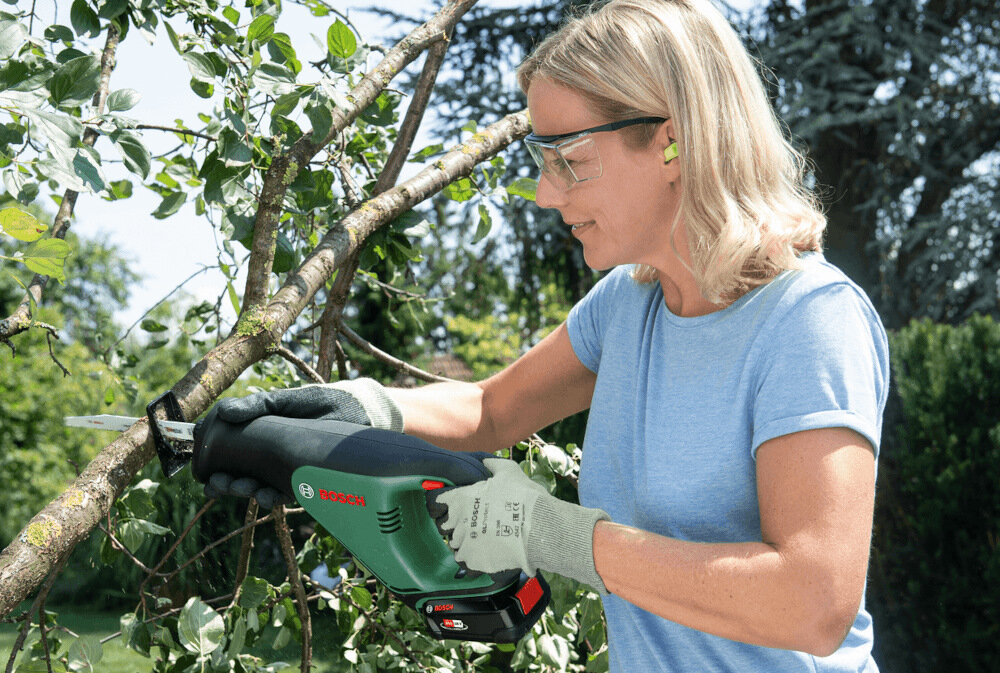 Piła szablasta BOSCH AdvancedRecip 18 06033B2402 + Zestaw startowy 18V 2.5 Ah praca w zgodzie z rygorystycznymi zasadami ergonomii bezpieczny dla użytkowników i otoczenia wyprofilowana rękojeść antypoślizgowe tworzywo SoftGrip