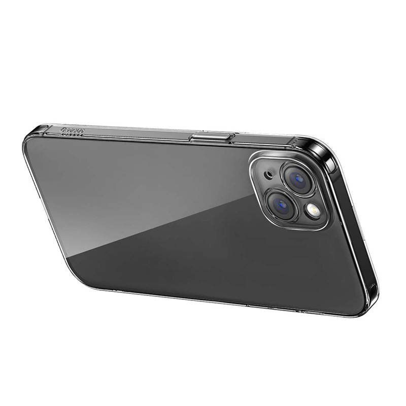 Przeźroczyste etui na telefon z widocznymi wycięciami na aparat i przyciski. Etui jest dopasowane do kształtu telefonu, ukazując jego tylną część.