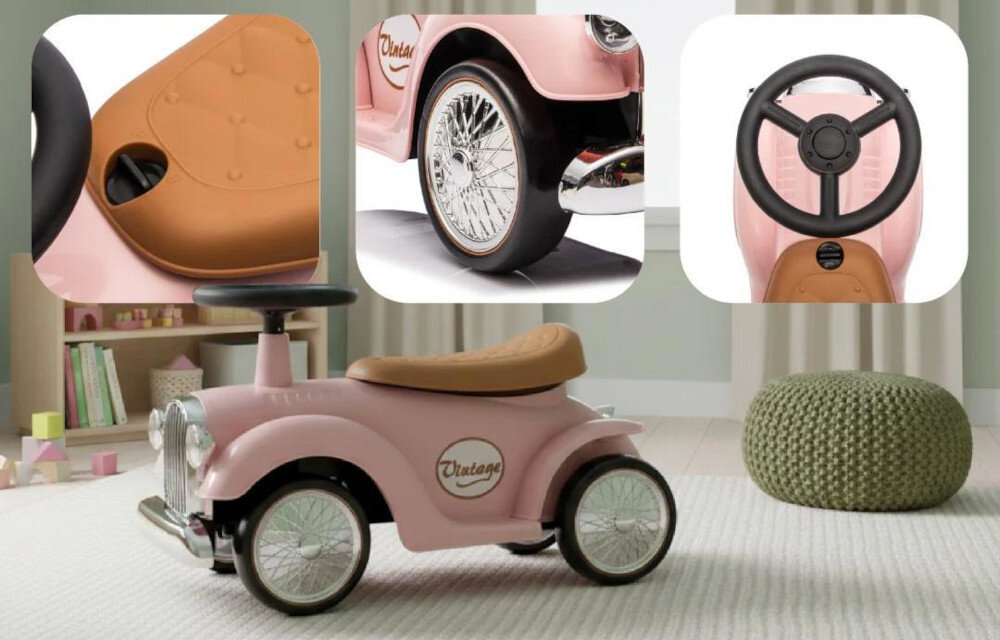 Na zdjęciu widoczny jest jeździk w stylu retro, w kolorze różowym z brązowym siedzeniem i czarną kierownicą. Na przodzie znajduje się napis \'CLASSIC\' na srebrnym grillu. Różowy