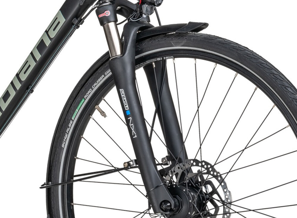 Rower trekkingowy INDIANA X-Road 5.0 M22 28 cali męski Grafitowy rower typu hardtail przedni amortyzator marki SUNTOUR typ SB NX1 ulatwia najezdzanie na przeszkody niweluje wstrzasy na kierownicy niska masa roweru duza sztywnosc regulacja za pomoca sprezyny