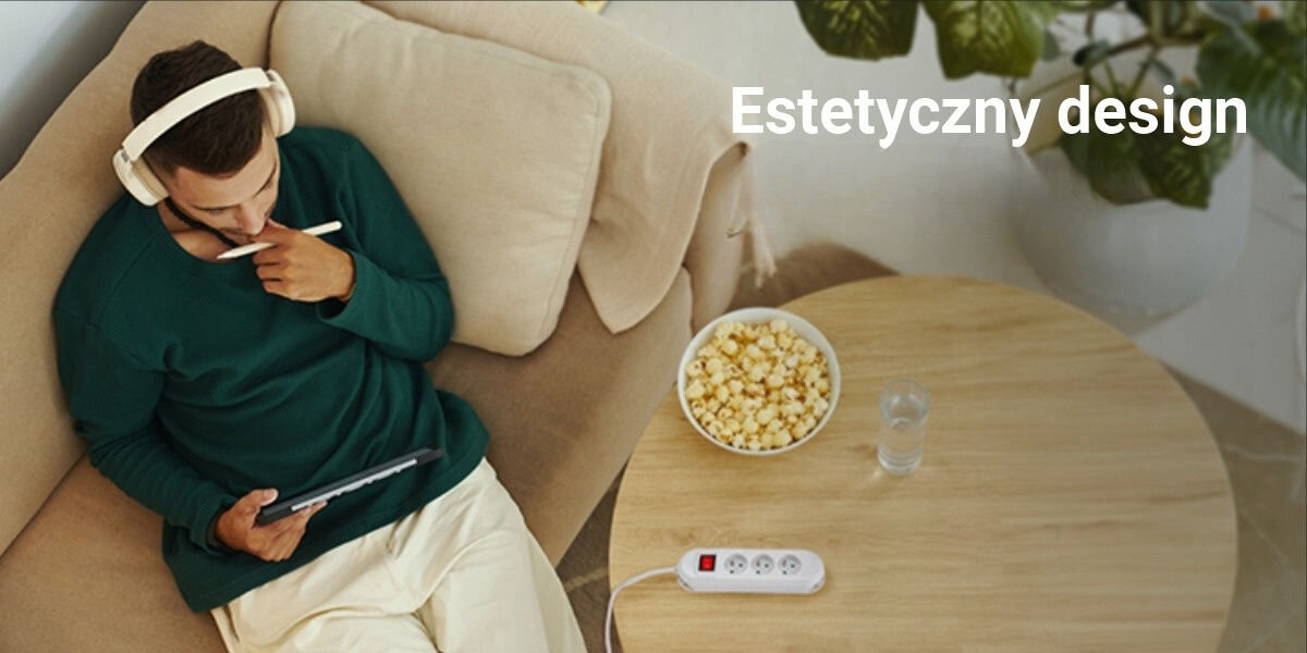 Listwa HAMA Comfort 3GN 1.5 m Biały
estetyczny wygląd, minimalistyczny wygląd, gładka powierzchnia,
osoba siedząca na sofie, a obok niej produkt na stoliku, biały napis estetyczny wygląd