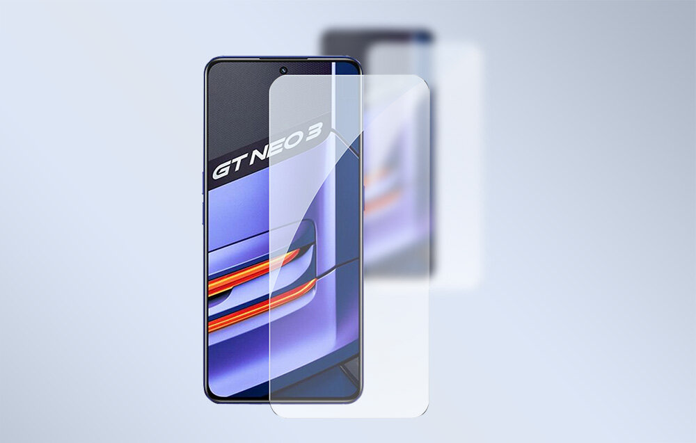 Na obrazie widoczny jest telefon z napisem \'GT NEO 3\' na ekranie, na który nakładane jest przezroczyste szkło hartowane. Tło jest jednolite i jasne.