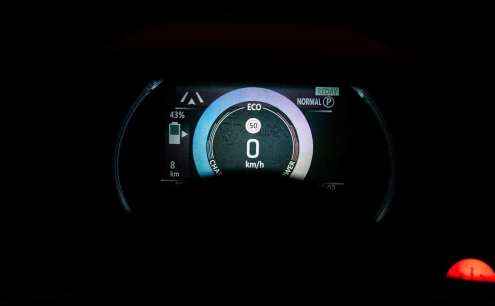 Samochód dla dziecka SUN BABY Fiat 500 Wersja Sport Różowy dwa biegi do przodu do tylu kierownica kolorowe diody efekty dzwiekowe