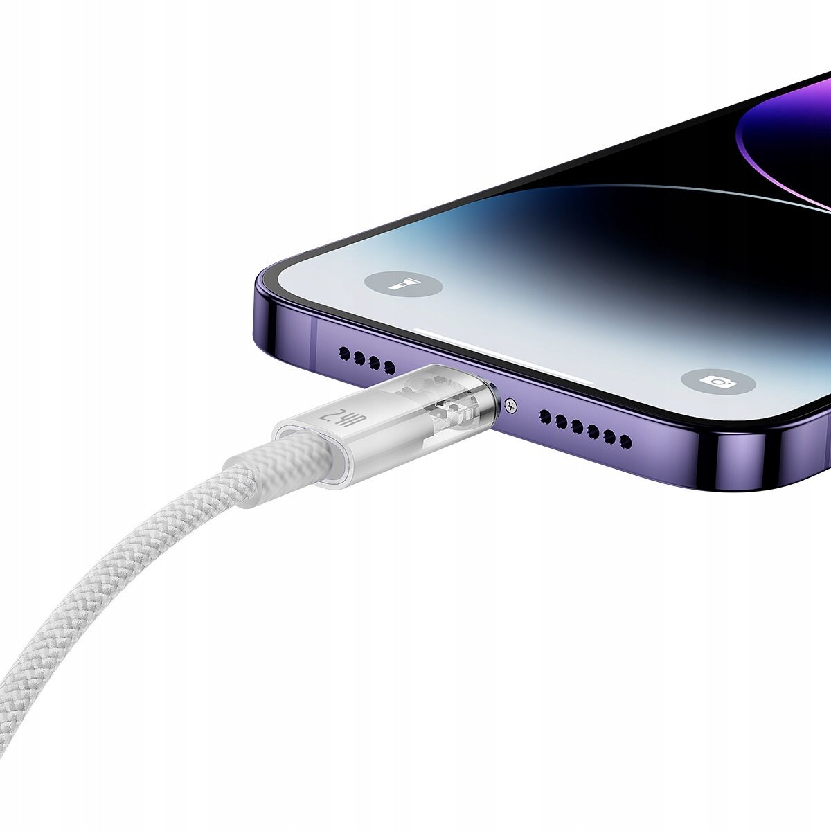Na obrazie widać kabel podłączony do portu smartfona. Kabel ma plecioną osłonę i przezroczystą końcówkę z widocznym napisem \'2.4A\'.