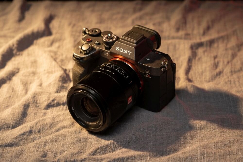 Obiektyw VILTROX AF 28mm f-1.8 Sony FE   ogniskowa przysłona ostrość pierścienie optyka soczewki powłoki montaż bagnet światło jasność zoom filtry waga