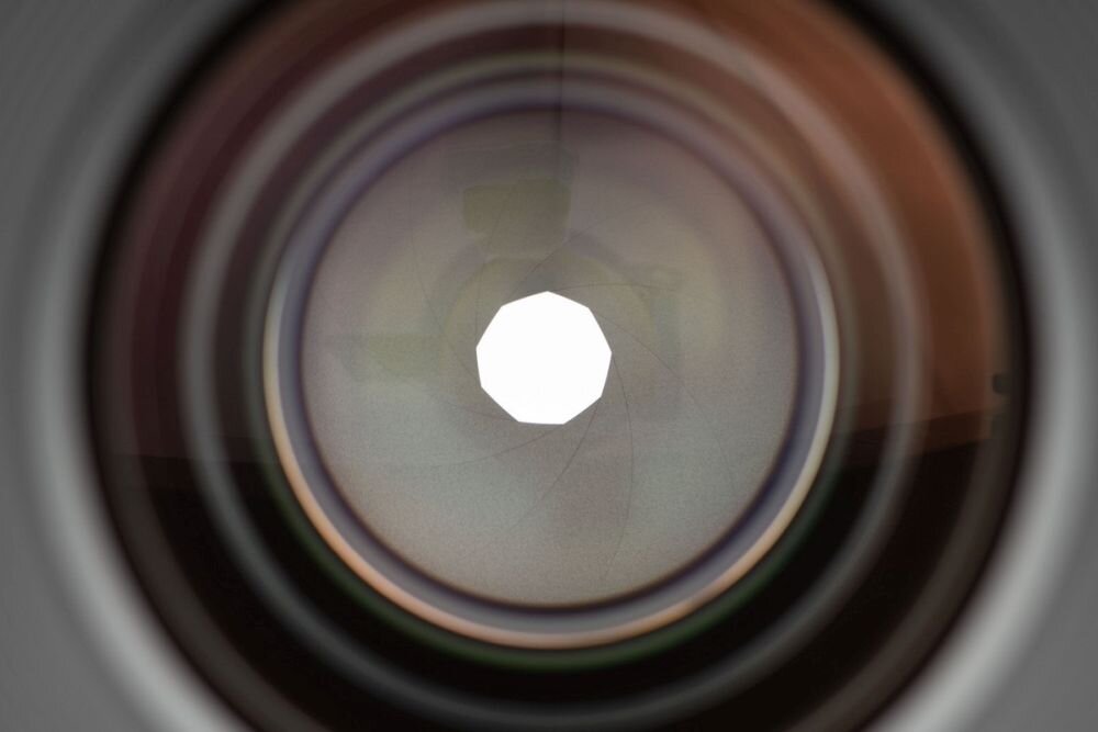 Obiektyw VILTROX AF 28mm f-1.8 Sony FE   ogniskowa przysłona ostrość pierścienie optyka soczewki powłoki montaż bagnet światło jasność zoom filtry waga