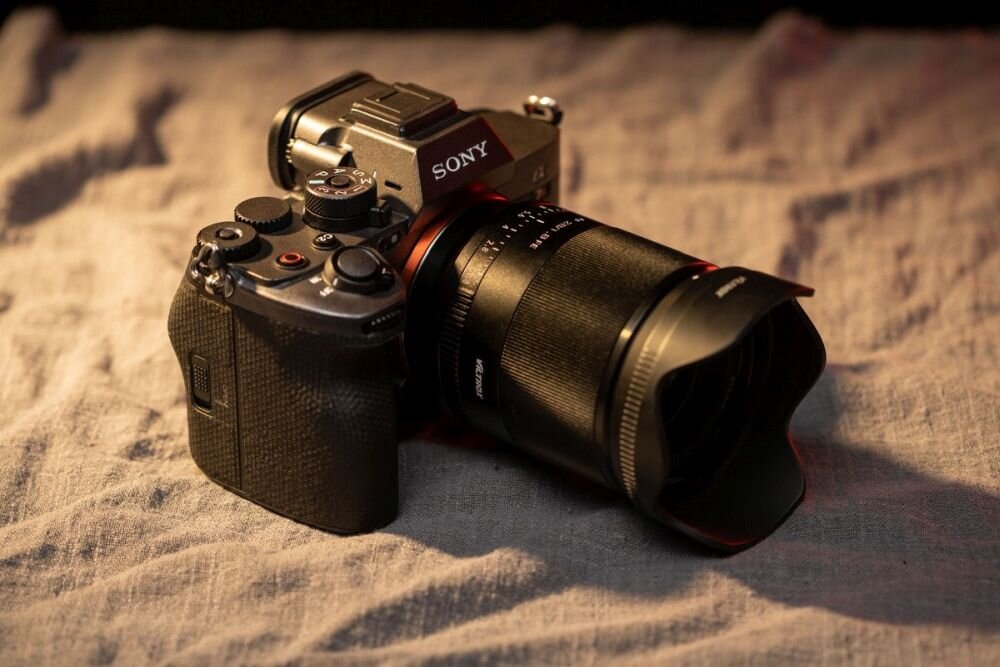 Obiektyw VILTROX AF 28mm f-1.8 Sony FE   ogniskowa przysłona ostrość pierścienie optyka soczewki powłoki montaż bagnet światło jasność zoom filtry waga