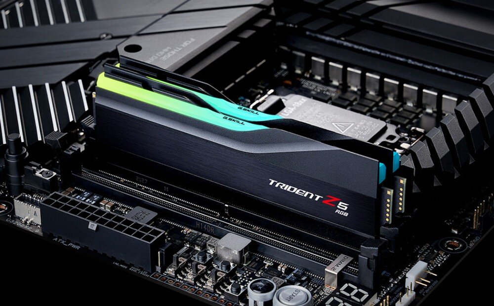 Pamięć RAM G.SKILL Trident Z5 RGB Dwa moduły pamięci RAM zamontowane w gniazdach na płycie głównej Widoczny profil z podświetlanym paskiem u góry oraz napis 'TRIDENT Z5'