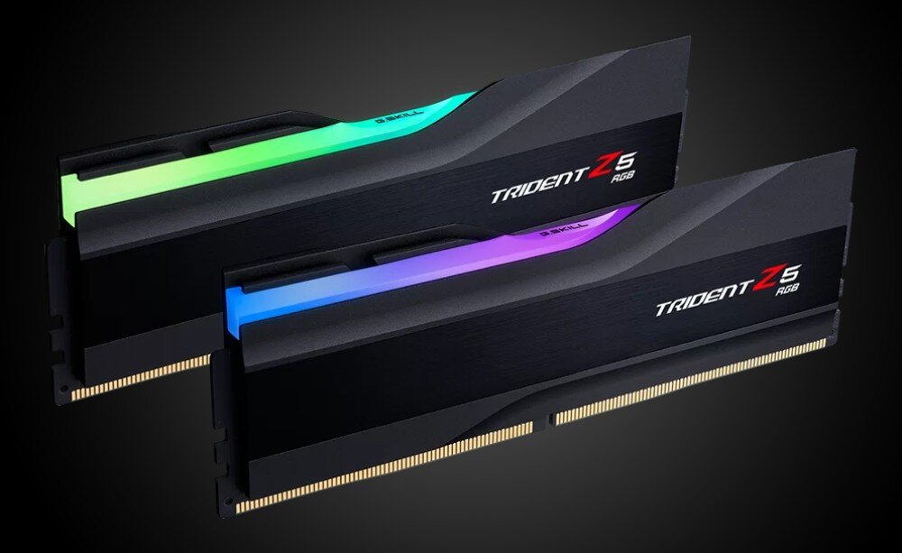 Pamięć RAM G.SKILL Trident Z5 RGB Dwa moduły pamięci RAM z aktywnym podświetleniem u góry ustawione równolegle na jednolitym tle Widoczny boczny radiator z logo