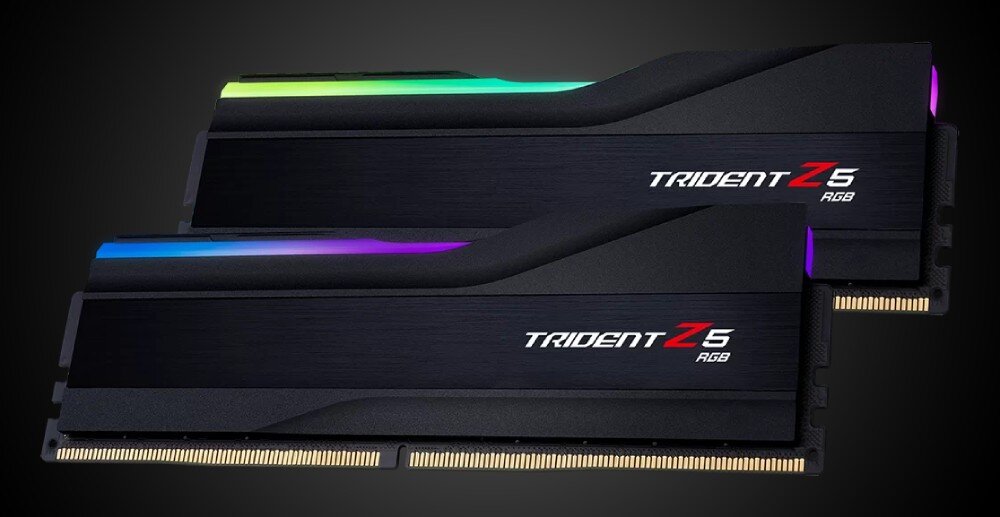 Pamięć RAM G.SKILL Trident Z5 RGB Dwa moduły pamięci RAM pokazane z boku na jednolitym tle Obudowy posiadają matowe i szczotkowane wykończenie oraz włączony pasek świetlny