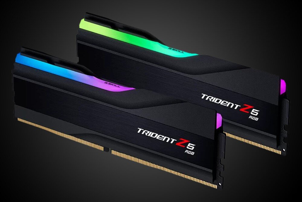 Pamięć RAM G.SKILL Trident Z5 RGB Dwa moduły pamięci RAM ustawione pod kątem na tle o jednolitej strukturze Widoczna górna listwa świetlna oraz nadruk na bocznej części