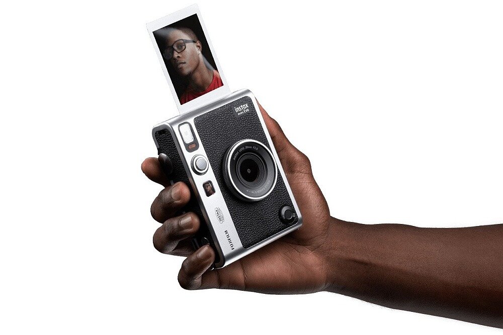Камера FUJIFILM Instax Mini Evo фотографії друк принтер картриджі плівки роздільна здатність акумулятор ємність об'єктива режими фільтри підключення смартфон керування застосунком фокус діафрагма затвор спалах розміри екран видошукач вага запис карта пам'ять