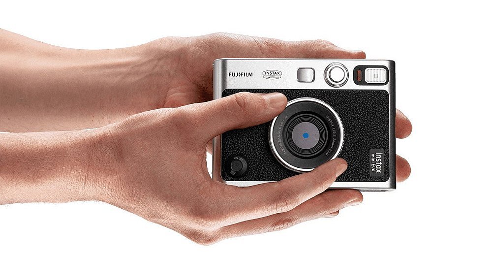 Камера FUJIFILM Instax Mini Evo фотографії друк принтер картриджі плівки роздільна здатність акумулятор ємність об'єктива режими фільтри підключення смартфон керування застосунком фокус діафрагма затвор спалах розміри екран видошукач вага запис карта пам'ять