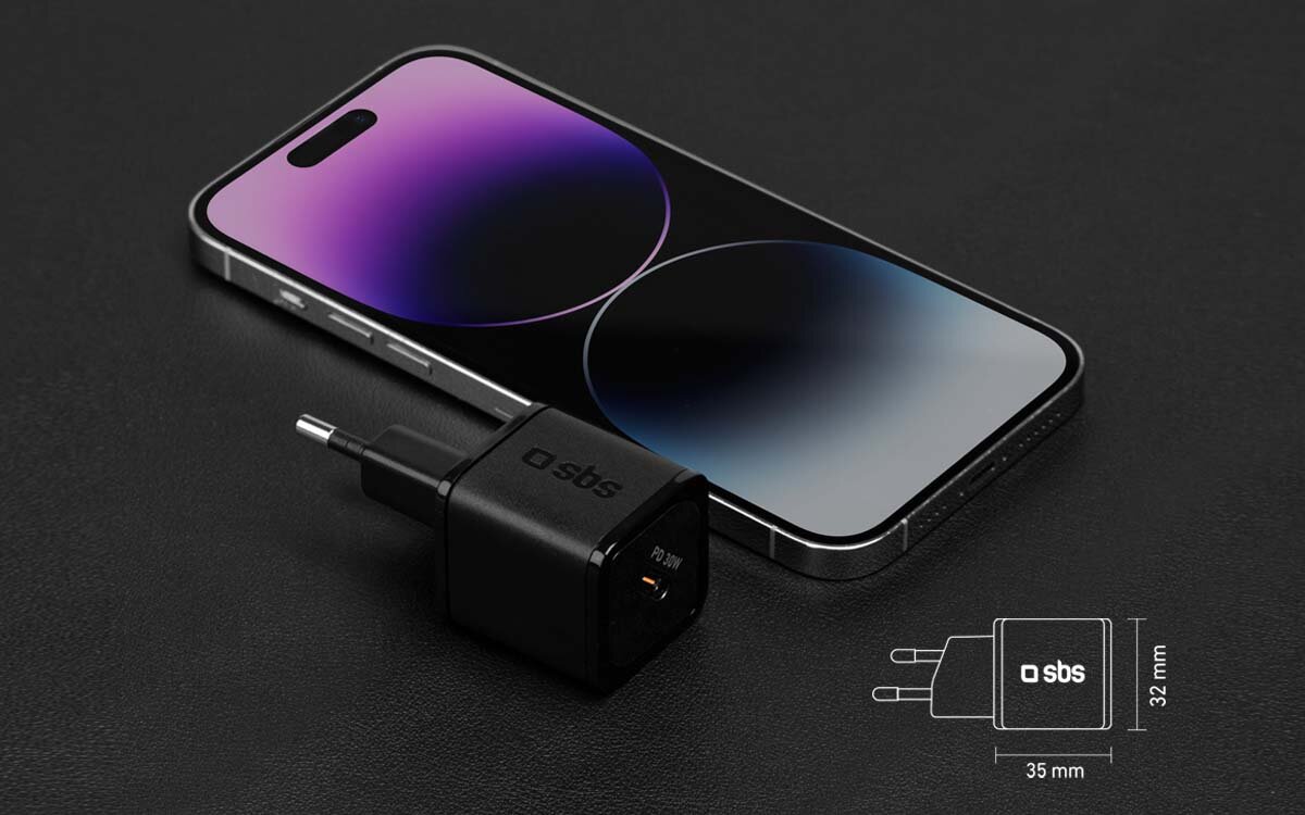 Ładowarka sieciowa SBS Nano GaN przy smartfonie  35x30 mm wymiary obudowa europejska wtyczka