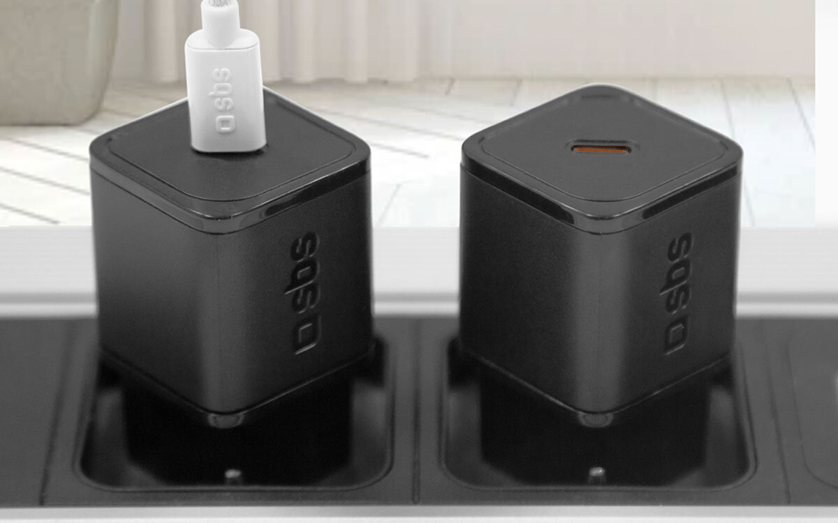 Ładowarka sieciowa SBS Nano GaN w gniazdku łatwość użytkowania