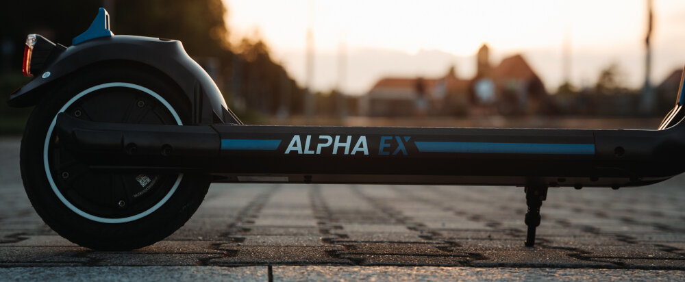 Hulajnoga elektryczna FRUGAL Alpha Ex Czarny koła duże 8,5-calowe pompowane opony tłumią drgania amortyzują wstrząsy minimalizują ryzyko uszkodzenia