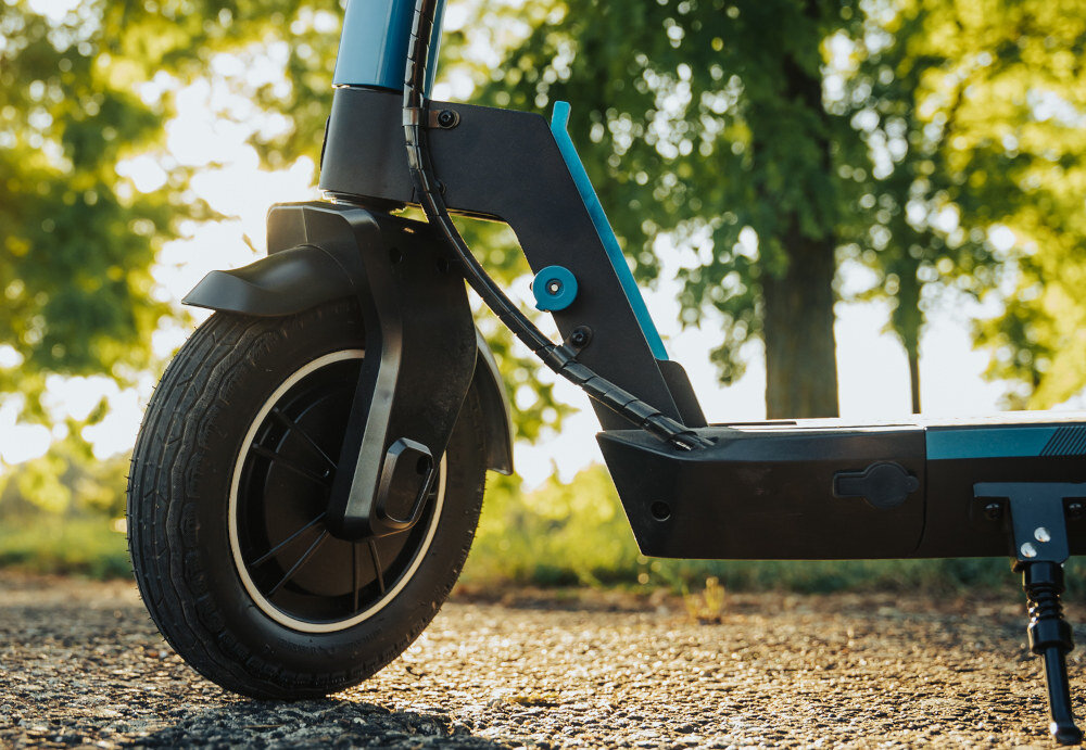 Hulajnoga elektryczna FRUGAL Dynamic EX Czarny silnik moc 350 W maksymalna prędkość do 20 km/h bateria 36V pojemność 10,4 Ah zasięg do 32 km bateria wbudowana w podest czas ładowania 6 godzin