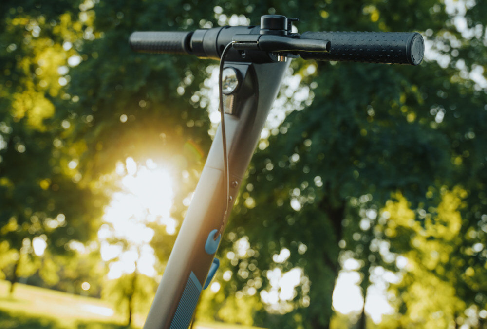 Hulajnoga elektryczna FRUGAL Dynamic EX Czarny kierownica profilowana uchwyt pokryte miękkim materiałem manetka szybka zmiana prędkości