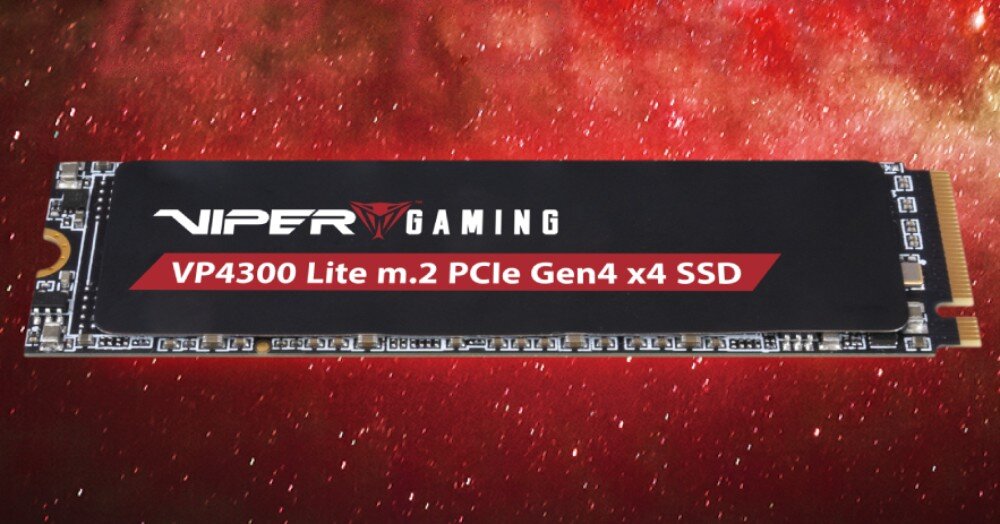 Dysk PATRIOT Viper VP4300 Lite Dysk SSD M.2 z czarnym radiatorem leżący na czerwonej, błyszczącej powierzchni