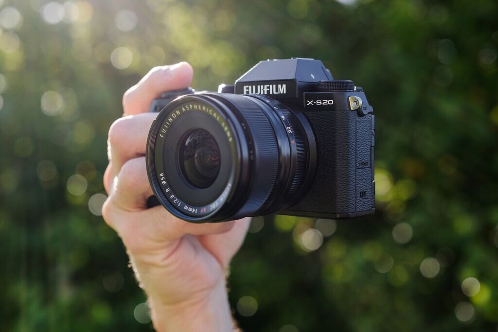 Aparat FUJIFILM X-S20 zdjęcia obiektyw ekran wizjer ogniskowa przysłona migawka obudowa bateria zasilanie filmy nagrywanie rozdzielczość matryca rozmiar przekątna tryby iso montaż lampa światło przyciski sterowanie menu kontrast jasność balans bieli filtry cmos karta pliki format zapis seria