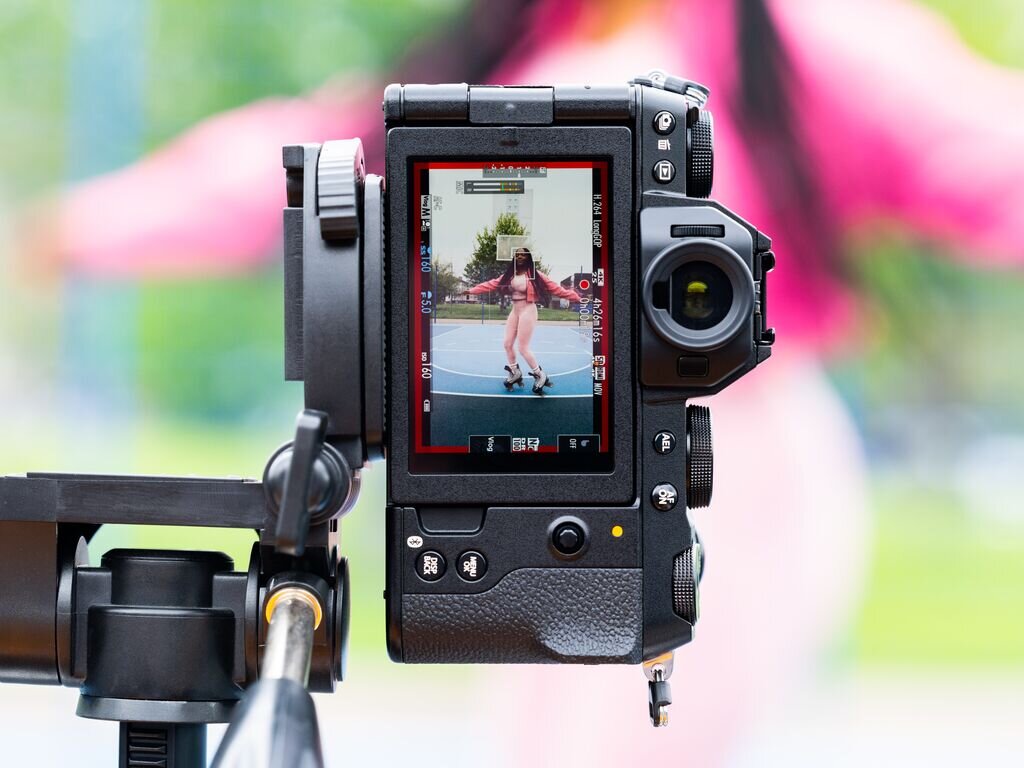 Aparat FUJIFILM X-S20 zdjęcia obiektyw ekran wizjer ogniskowa przysłona migawka obudowa bateria zasilanie filmy nagrywanie rozdzielczość matryca rozmiar przekątna tryby iso montaż lampa światło przyciski sterowanie menu kontrast jasność balans bieli filtry cmos karta pliki format zapis seria