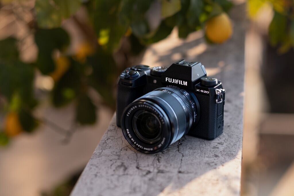 Aparat FUJIFILM X-S20 zdjęcia obiektyw ekran wizjer ogniskowa przysłona migawka obudowa bateria zasilanie filmy nagrywanie rozdzielczość matryca rozmiar przekątna tryby iso montaż lampa światło przyciski sterowanie menu kontrast jasność balans bieli filtry cmos karta pliki format zapis seria