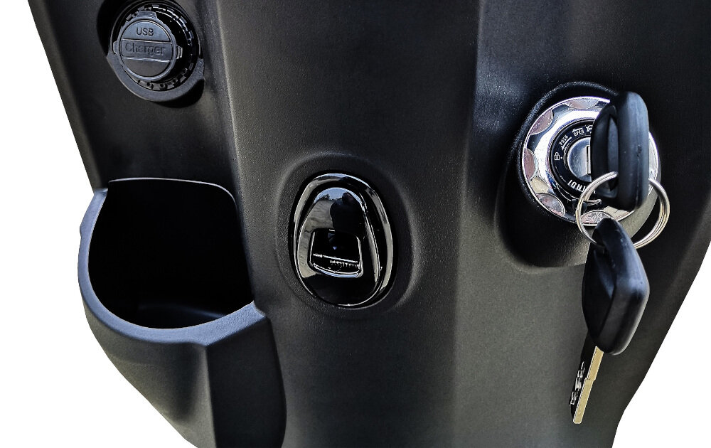 Skuter elektryczny E-MIO Agile z kufrem Biały ladowarka USB-A uchwyt dla pasazera wieszak na torbe z zakupami schowek przy kierownicy