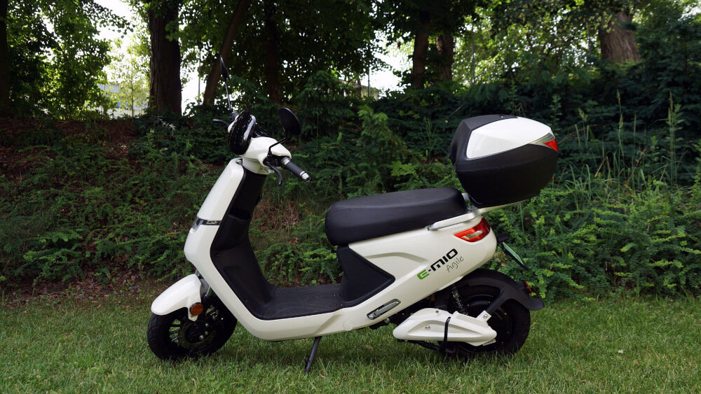 Skuter elektryczny E-MIO Agile z kufrem Biały ładowanie bez konieczności wyciągania baterii zewnętrzna wtyczka ładowanie w około 5-6 godzin bateria wyjmowana