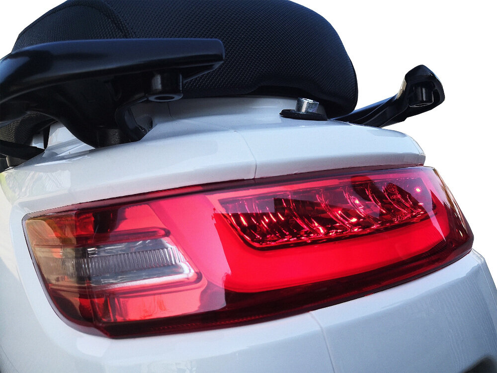 Skuter elektryczny E-MIO Agile z kufrem Biały retro design centralnie osadzone lampy przednia tyln wzmacnia bezpieczeństwo sportowa sylwetka okrągłe lusterka