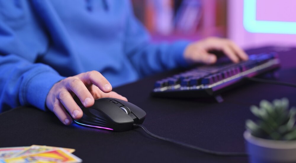 Mysz TRUST GXT924 YBAR+ RGB lekkość przewodowa bezprzewodowa podświetlenie działanie konstrukcja przyciski konfiguralne sensor optyczny połączenie rozgrywka komfort