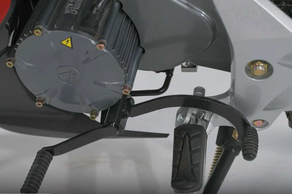 Skuter elektryczny E-MIO Vento Biały skrzynia biegow manualna czterostopniowa polautomatyczna bieg jalowy miska olejowa pokonywanie wzniesien o kacie nachylenia do 16 stopni
