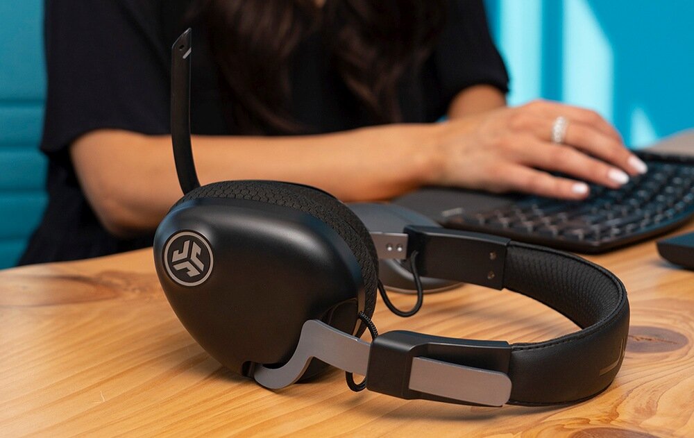 Słuchawki JLAB JBuds Work design komfort lekkość dźwięk jakość wrażenia słuchowe ergonomia lekkość sport aktywność podróże czas pracy działanie akumulator