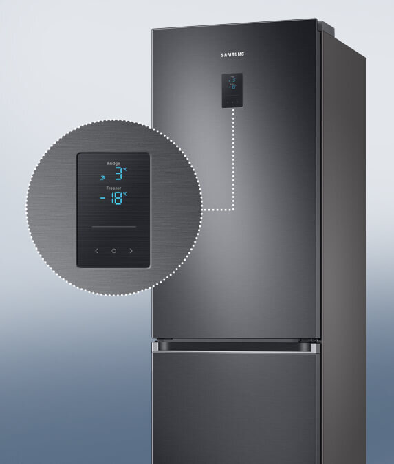 Grafitowa lodówka z wyświetlaczem pokazującym temperaturę: Fridge 3°C, Freezer -18°C. Na lodówce widoczne jest logo \'SAMSUNG\'.