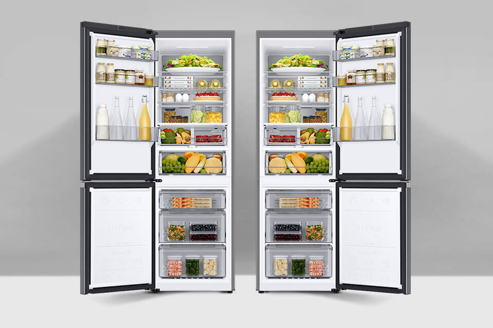 Dwie otwarte lodówki z widocznymi półkami wypełnionymi różnorodnymi produktami spożywczymi, takimi jak warzywa, owoce, napoje i słoiki. Na drzwiach lodówek znajdują się dodatkowe półki z butelkami i słoikami.