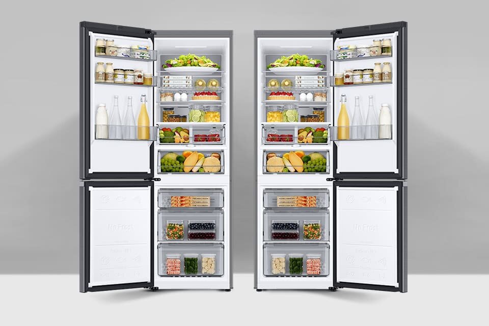 Na zdjęciu pokazano, że lodówka Samsung może się otwierać na prawo lub lewo – w zależności od tego, jak Ci wygodnie Na zdjęciu pokazano, że lodówka Samsung może się otwierać na prawo lub lewo – w zależności od tego, jak Ci wygodnie