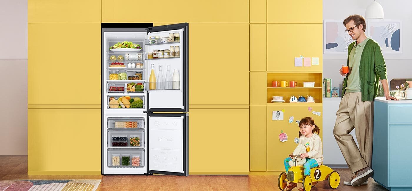 Otwarte drzwi chłodziarko-zamrażarki Samsung RB34C775CB1 prezentują układ szuflad i półek we wnętrzu Otwarte drzwi chłodziarko-zamrażarki Samsung RB34C775CB1 prezentują układ szuflad i półek we wnętrzu