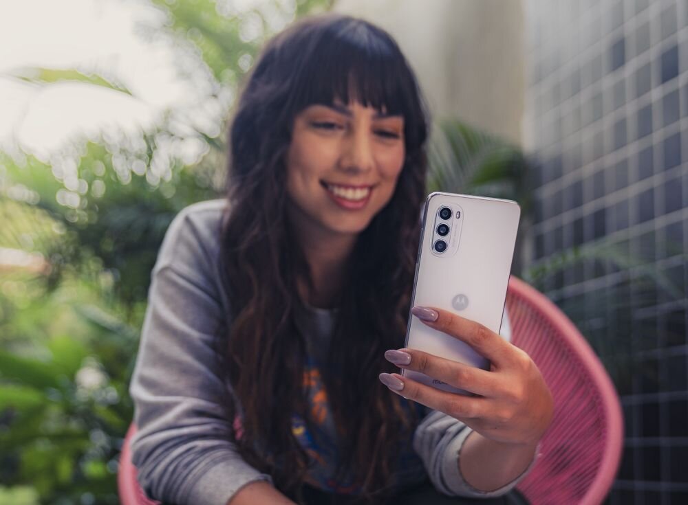 Smartfon MOTOROLA Moto G52 ekran bateria aparat procesor ram pamięć pojemność rozdzielczość zdjęcia filmy opis dane cechy blokady system łączność wifi bluetooth obudowa szkło odporność porty muzyka transfer sieć przekątna matryca waga czujniki oled amoled ips