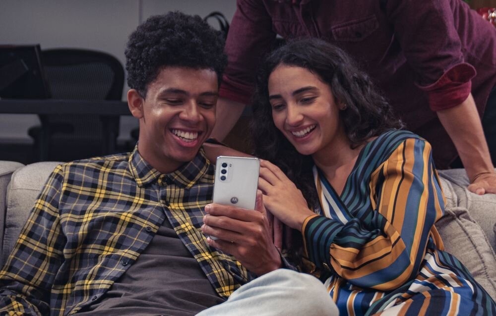 Smartfon MOTOROLA Moto G52 ekran bateria aparat procesor ram pamięć pojemność rozdzielczość zdjęcia filmy opis dane cechy blokady system łączność wifi bluetooth obudowa szkło odporność porty muzyka transfer sieć przekątna matryca waga czujniki oled amoled ips