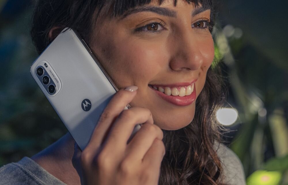 Smartfon MOTOROLA Moto G52 ekran bateria aparat procesor ram pamięć pojemność rozdzielczość zdjęcia filmy opis dane cechy blokady system łączność wifi bluetooth obudowa szkło odporność porty muzyka transfer sieć przekątna matryca waga czujniki oled amoled ips
