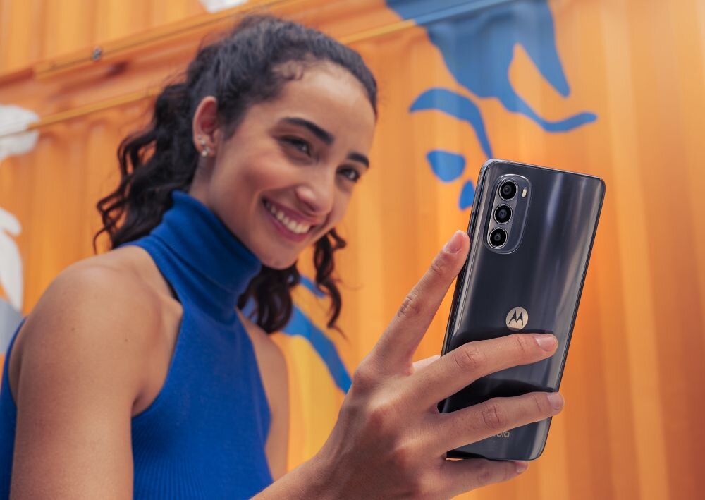 Smartfon MOTOROLA Moto G52 ekran bateria aparat procesor ram pamięć pojemność rozdzielczość zdjęcia filmy opis dane cechy blokady system łączność wifi bluetooth obudowa szkło odporność porty muzyka transfer sieć przekątna matryca waga czujniki oled amoled ips